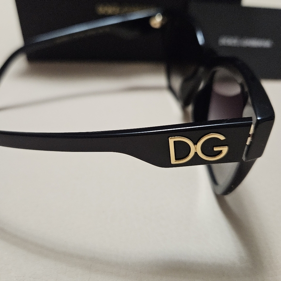 Dolce & Gabbana Oversized Sunglasses - Picture 5 of 10